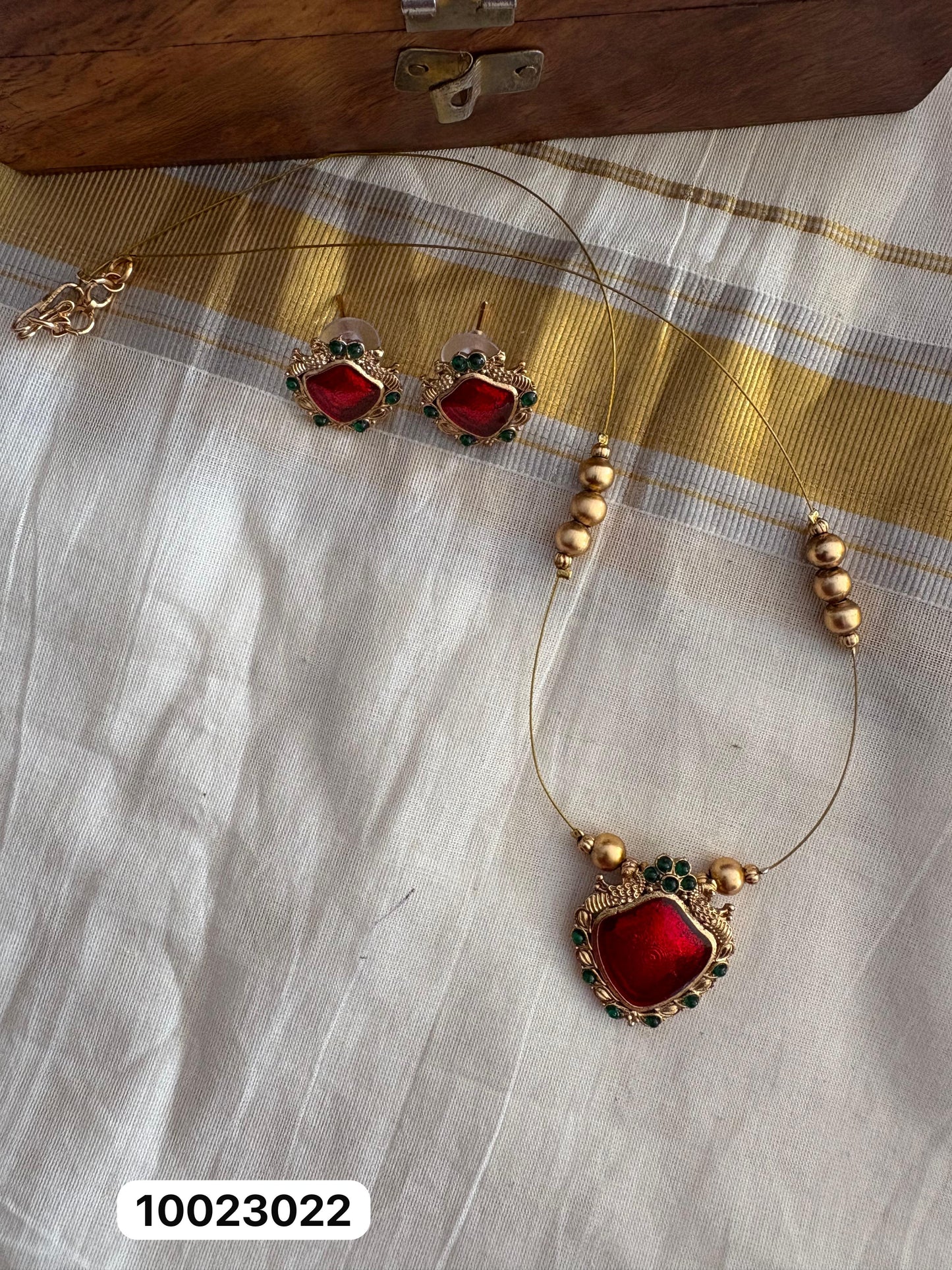 Invisible Green and Red Palakka Necklace – Matte Gold Finish