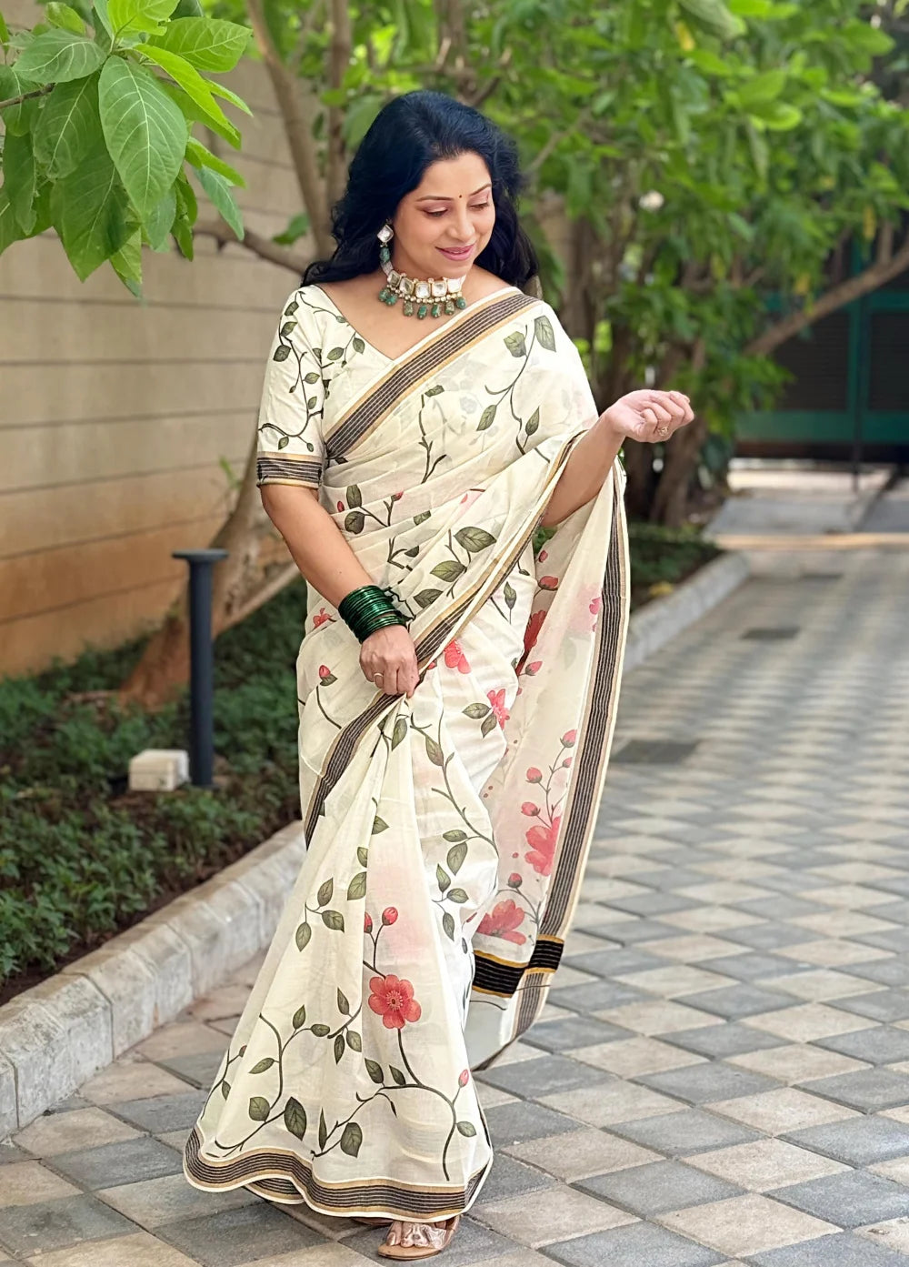 Premium Cotton Saree – Black, Red & Green | 6.25 Mtrs (VH1005)