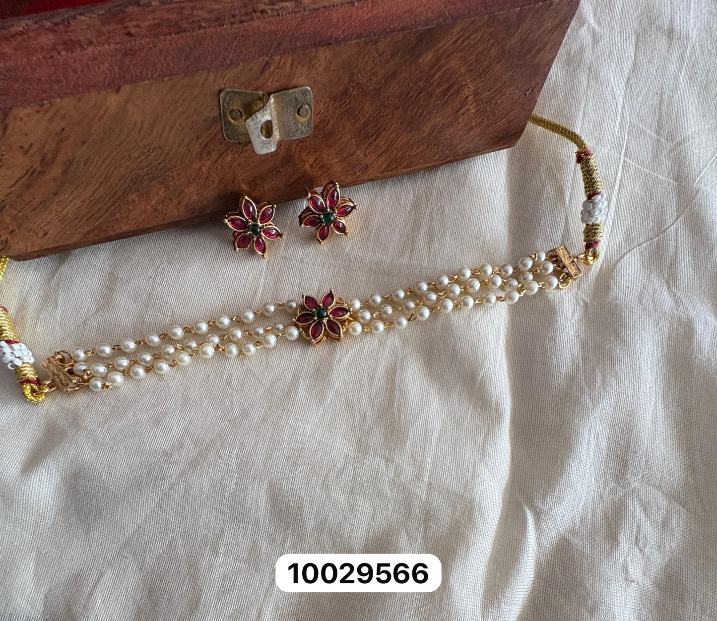 Pearl choker